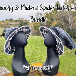 Puede incluir: Dos sombreros de bruja de ganchillo en tonos gris y negro, con un patrón de telaraña blanco en el ala y una pequeña araña negra. El texto dice Slouchy & Modern Spider Witch Hat Bundle y *patterns only*.