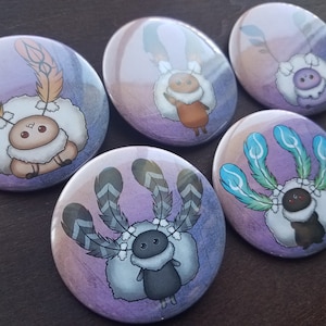 Puede incluir: Cinco pines redondos con diferentes diseños de colores y patrones. Cada pin presenta una criatura blanca y esponjosa con alas y ojos de diferentes colores. El fondo de cada pin es un degradado de morado y blanco.