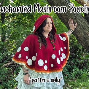 Könnte beinhalten: Ein roter Häkelponcho mit Kapuze, weißen kreisförmigen Applikationen und einem orange-gelben Farbverlauf am Saum. Der Text "Enchanted Mushroom Poncho" und "*pattern only*" ist in Weiß oben bzw. unten im Bild aufgedruckt.