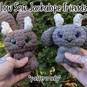 Könnte beinhalten: Zwei gehäkelte Plüschtiere, eines braun und eines grau, mit weißen Geweihen und großen, glänzenden Augen. Der Text lautet Low Sew Jackalope Friends, Updated!, und pattern only. Diese weichen Stofftiere haben abgerundete Ohren und Gliedmaßen.