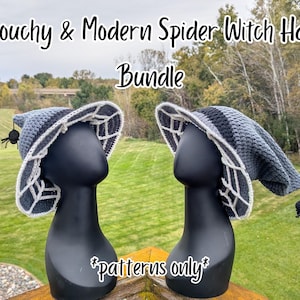 Puede incluir: Dos sombreros de bruja de ganchillo grises y negros con bordes de telaraña y un acento de araña. Los sombreros se exhiben en cabezas de maniquí negras. El texto de la imagen dice "Slouchy & Modern Spider Witch Hat Bundle" y "patterns only".