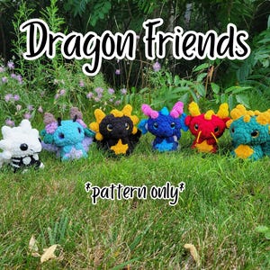 Könnte beinhalten: Sechs gehäkelte Drachen-Plüschtiere in Weiß, Blau, Schwarz, Rot und Grün mit gelben Akzenten, in einer Reihe angeordnet. Das Bild enthält den Text "Dragon friends" oben und "*pattern only*" unten in einer weißen Schreibschrift.