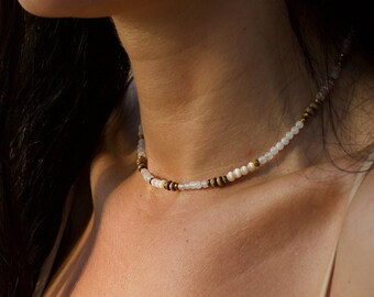 Collar gargantilla Mirage, collar apilable de cuentas pequeñas, regalo femenino para mujer, joyería de uso diario para ella, cuentas de vidrio de madera y piedras preciosas de jade