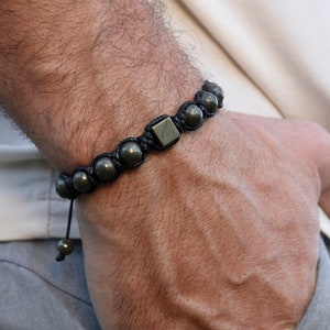 Pulsera de pirita para hombre, joyería de cristal protector, pulsera de macramé Fools Gold, regalo de energía de conexión a tierra para él.