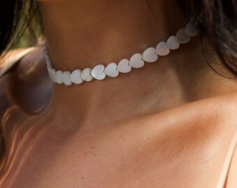 Collar Naila de corazón de concha blanca, gargantilla de cuentas, joyería bohemia de playa, regalo romántico para ella, regalo para damas de honor, collar para usar a diario.