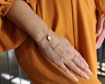 Rocio Teardrop Pearl Hand Chain