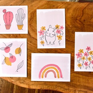 Frühling 'Just Because' Postkarten-Set, 5er Pack, Rosa / Blush / Gelb, Digitale Kunst Grußkarten, Hase, Kaktus, Früchte, floral, Regenbogen