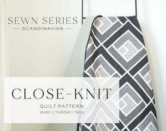Puede incluir: Un patrón de colcha geométrico gris y negro llamado "Close-Knit" de la colección "SEWN SERIES - SCANDINAVIAN". El patrón de colcha está disponible en tamaños de bebé, manta y doble.