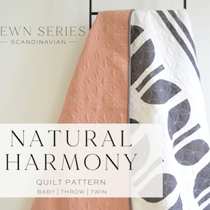 Puede incluir: Una colcha blanca y gris con un patrón geométrico de hojas. La colcha está colgada de un gancho y tiene un respaldo de color melocotón. El texto "SEWN SERIES - SCANDINAVIAN - NATURAL HARMONY QUILT PATTERN BABY | THROW | TWIN" está impreso sobre un fondo blanco.