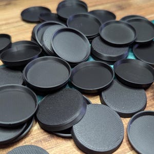 Mini bases impresas en 3D de 32 mm y 50 mm para miniaturas de mesa