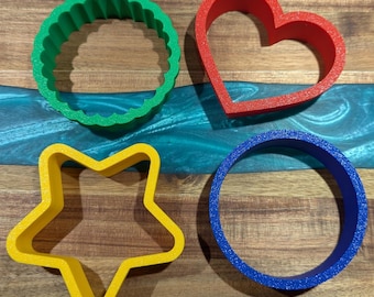 Juego de cortadores de galletas con forma de círculo, estrella, corazón y borde festoneado. Herramienta para hornear y decorar.