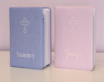 Personalisierte erste Bibel für Babys - Mikrostreifen-Baumwollhülle mit benutzerdefiniertem Kreuz-Design | Besticktes KJV Andenken, Taufgeschenk & Taufgeschenk