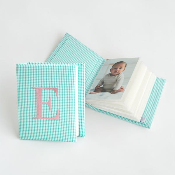 Personalisiertes Seersucker Fotoalbum für 4x6 Fotodrucke: Besticktes Babyalbum, Urlaubsandenken