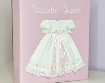 Schweizer Batistkleid mit Blumen auf Shantung Baby Memory Book // Baby Girl Memory Book