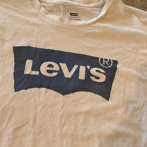 T-shirt Levi&#39;s étiqueté XL mais ressemble plus à un grand logo Levi&#39;s classique