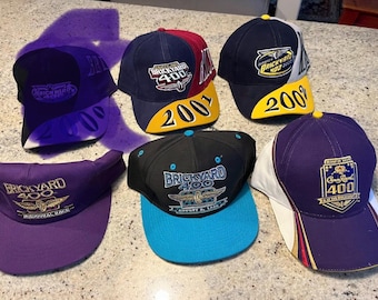 Lotto vintage di 5 cappellini Brickyard 400, edizione inaugurale 1994, 1995, 2001, 2002, 2012.