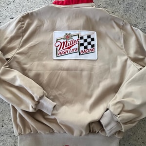 Chaqueta de carreras de cerveza Miller High Life vintage, talla grande, con parches bordados de alta calidad a doble cara.