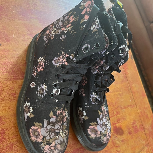 Dr. Martens - Floral Canvas 8 Eyelet Boots