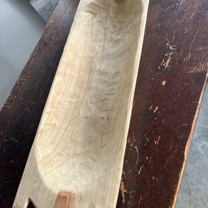 Tigela de massa vintage grande de madeira esculpida à mão estilo europeu com alças 32 &quot;de comprimento x 11&quot; de largura x 3 &quot;remendo enferrujado profundo