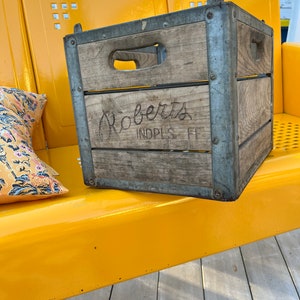 Vintage Robert’s Dairy Indianapolis Indiana Milk Crate 15 X 12 X 11.5 Wood & Metal