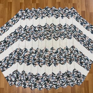 Vintage Unique Handmade Afghan Blue Brown Cream Zigzag pattern EUC Excellent Condition 75 x 50