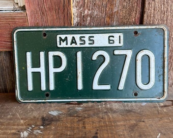 plaque d’immatriculation vintage Massachusetts 1961 F8998 blanc sur vert gaufré HP 1270 HPI 270