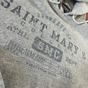 Sudadera con capucha del departamento atlético de St Mary&#39;s College, estilo vintage, talla mediana, color gris clásico, desvanecimiento natural perfecto