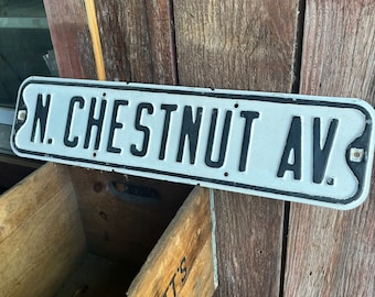 古いヴィンテージ N Chestnut Ave エンボス加工メタル ストリート