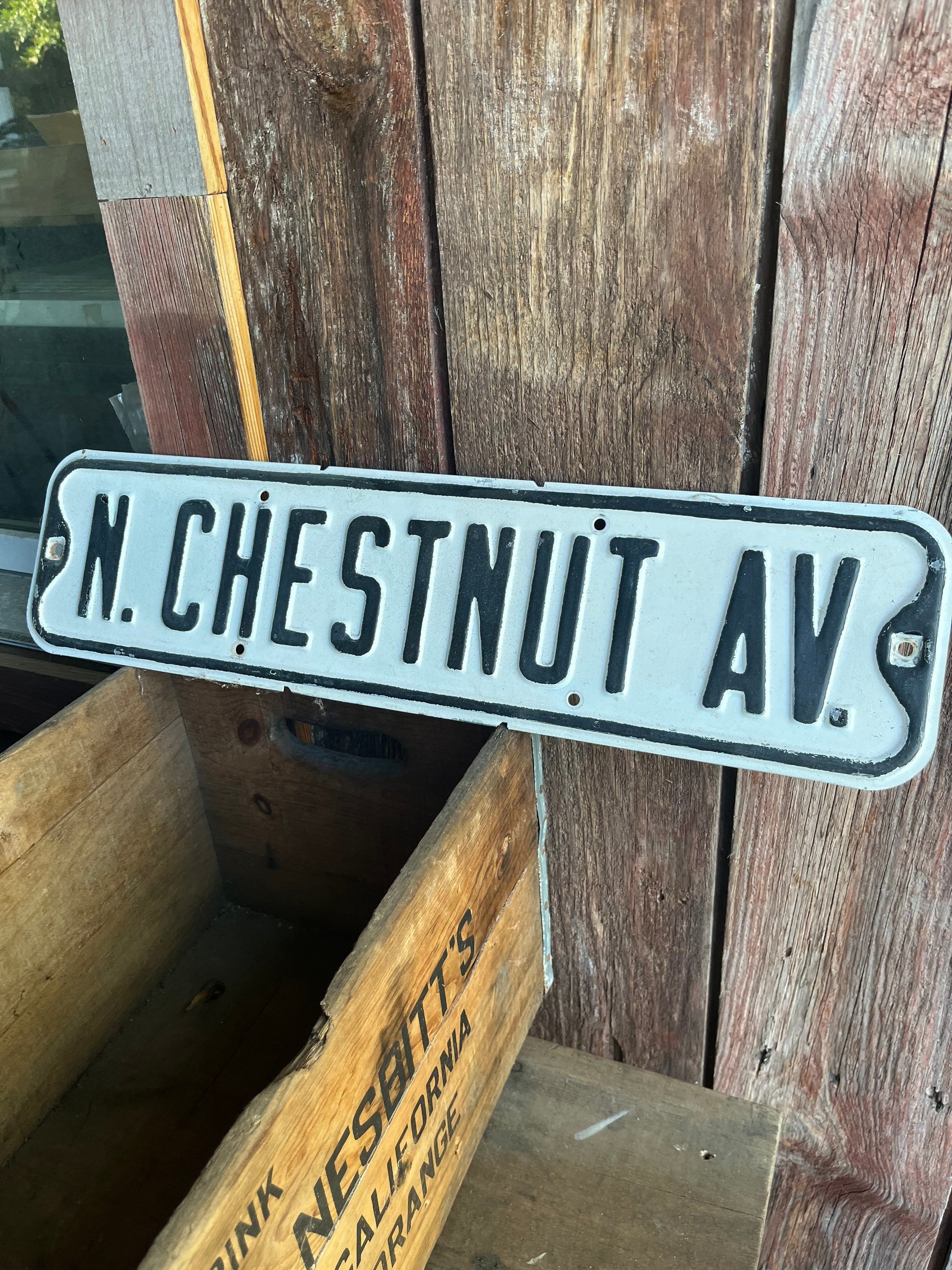 古いヴィンテージ N Chestnut Ave エンボス加工メタル ストリート