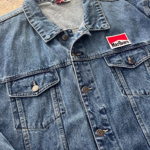 ヴィンテージ 1990 年代 マールボロ レーシング デニム ジャケット サイズ XL 高品質 刺繍 素敵な色褪せ