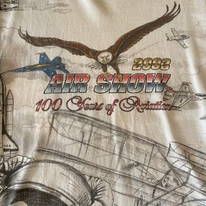 2003 Air Show - 100 Jahre Luftfahrt T-Shirt, getaggt Größe Medium, Passt als S/M, Tolle Grafik, Unikat