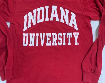 Könnte beinhalten: Rotes Langarm-T-Shirt mit weißem Schriftzug "Indiana University".