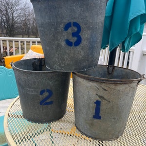 Set von 3 Vintage rustikalen galvanisierten Baumsaft-Ahornsirup-Eimern mit Wasserhähnen 10 "hoch x 11" Durchmesser. Nummeriert 1 2 & 3 in blau