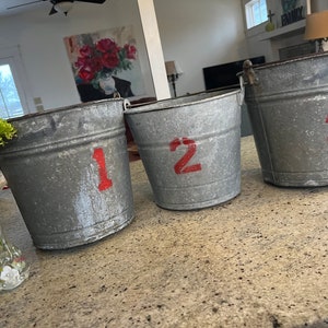 Lot von 3 Vintage rustikalen galvanisierten Baum Sap Ahorn Sirup Eimer Abmessungen 10 "hoch x 11" breit Nummeriert 1 2 & 3