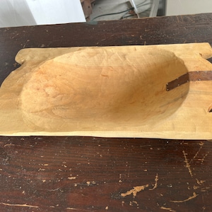 Tigela de massa vintage de madeira esculpida à mão, tamanho médio, estilo europeu com alças, aproximadamente 20 &quot;x 10&quot; x 3 1/2 &quot;, remendo enferrujado