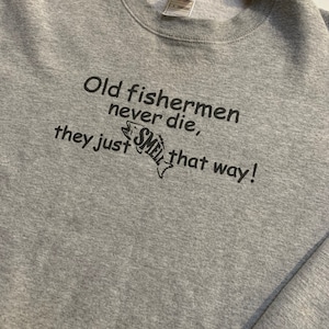 Vintage Old Fisherman Never Die Crewneck Sweatshirt Size Large Funny Fish Fisher Classic Gray Fishing