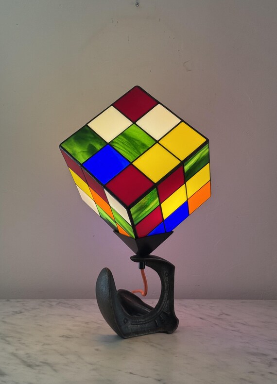 Lampe Art Contemporain "Le Nostal Kub" en vitrail Tiffany N 976