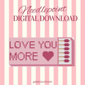 Könnte beinhalten: Digitaler Download eines Kreuzstichdesigns mit dem Text "LOVE YOU MORE" und einem Herzsymbol. Das Design ist in Rosa und Weiß gehalten und ähnelt einem Streichholzbrief. Der Hintergrund ist rosa und weiß gestreift.