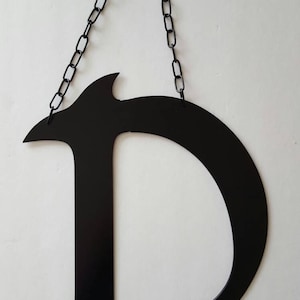 Decoración del hogar de metal con letra D con cadena. Pintado de negro. Decoración del hogar y la oficina. Decoración de bodas. ¡Regalo de inauguración de la casa o cumpleaños!