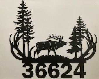 Elk adresbord.  Elk naambord.  Metalen elandscène.  Kunst aan de muur met wilde dieren.  Woondecoratie. Industrieel metaal. Cabinedecoratie. Adresnummers.