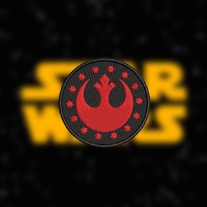 Op de afbeelding: Een zwarte geborduurde patch met een rood Rebel Alliance-symbool omringd door een cirkel van witte sterren.