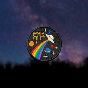 Pode incluir: Um remendo bordado preto com um arco-íris, um OVNI e estrelas. O texto "FAR OUT" está em amarelo.