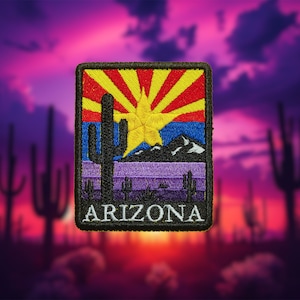 Może przedstawiać: Naszywka haftowana przedstawiająca zachód słońca z kaktusem, górami i flagą stanu Arizona. Tekst "ARIZONA" jest wyszyty na biało na czarnym tle.