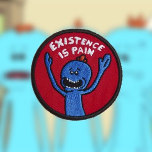 Könnte beinhalten: Ein gestickter Aufnäher mit einem blauen Comic-Charakter und dem Text "EXISTENCE IS PAIN" auf rotem Hintergrund.