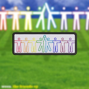 Puede incluir: Un parche bordado con el arcoíris con una línea de figuras de palo que se toman de la mano. Las figuras son rojas, naranjas, amarillas, verdes, azules, índigo y violetas.