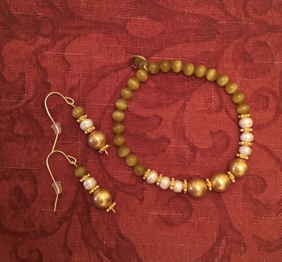 Earrings and Bracelet Set with Fresh Water Pearls and 14K Gold Filled Wire. (CUSTOM SIZE)  Pearl properties  -  Integrity, Innocence & Grace