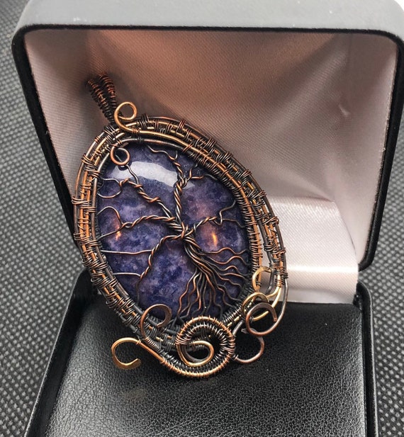 Sodalite is a pure mineral and has opaque violet-blue hues.  Sodalite properties are deeply connected to the heart.