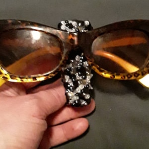 Sunglasses clip