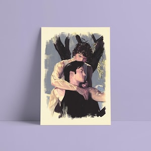 以下が含まれることがあります： 暗い髪の二人が描かれたデジタルアートの長方形のプリント。一人は黒いノースリーブのトップスを着ており、後ろにいるもう一人は明るい色のシャツを着ている。背景には暗い木々が描かれている。