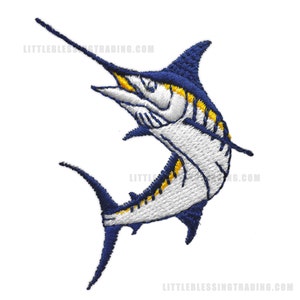 Könnte beinhalten: Gestickter Aufnäher eines blauen und weißen Marlins mit gelben Akzenten, der aus dem Wasser springt.